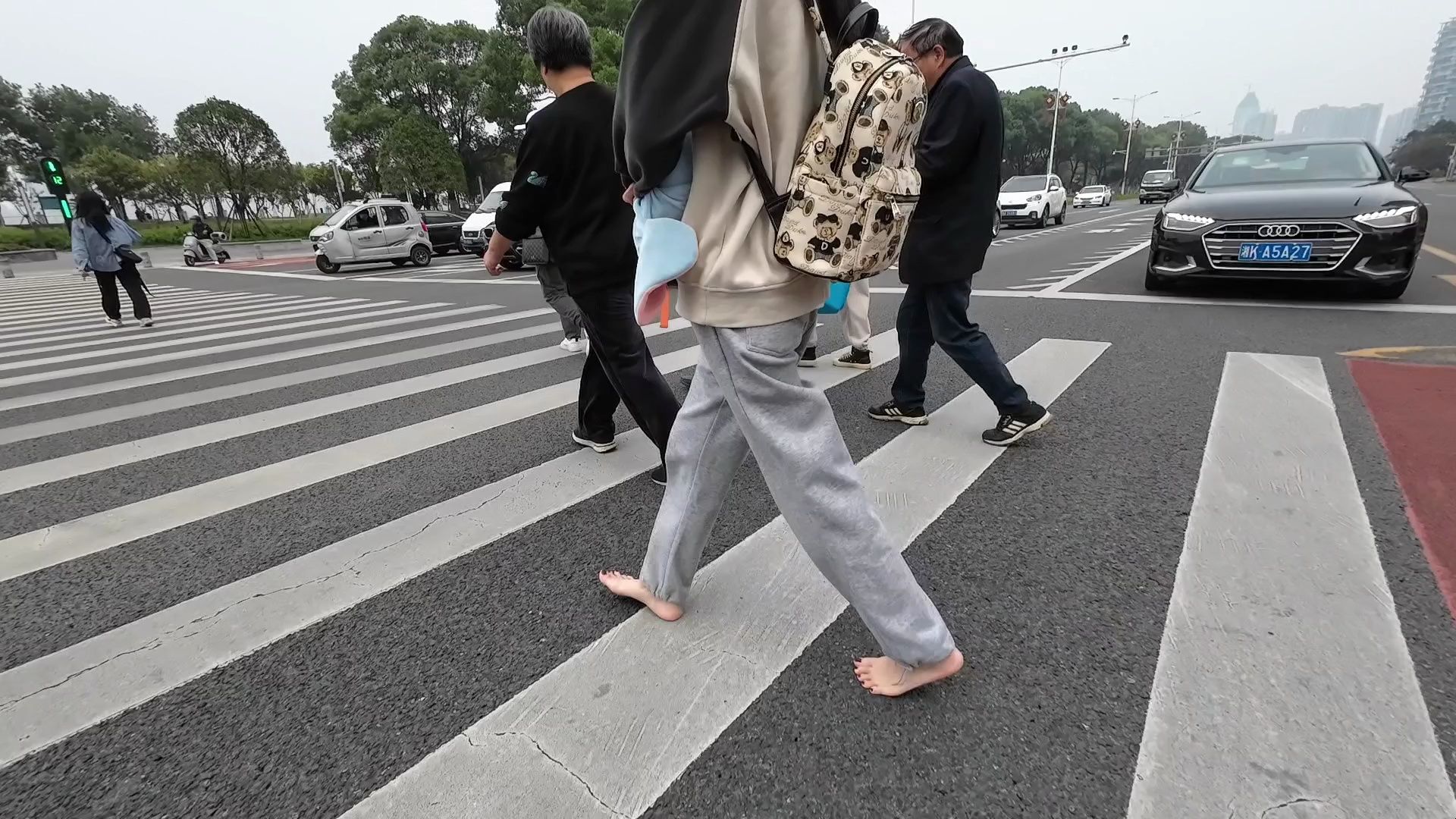 小颖赤脚去长沙出差