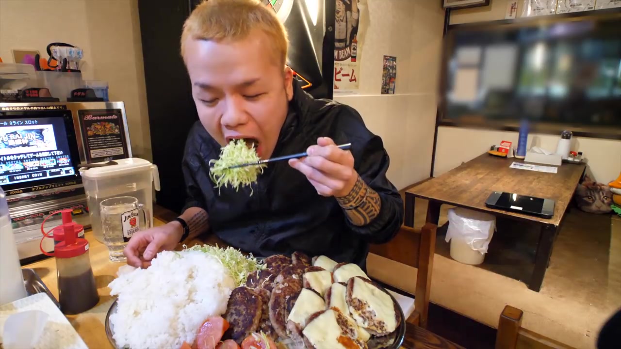 日本吃播熊熊新井熊 外出觅食 20個汉堡肉の大行進 06500食堂