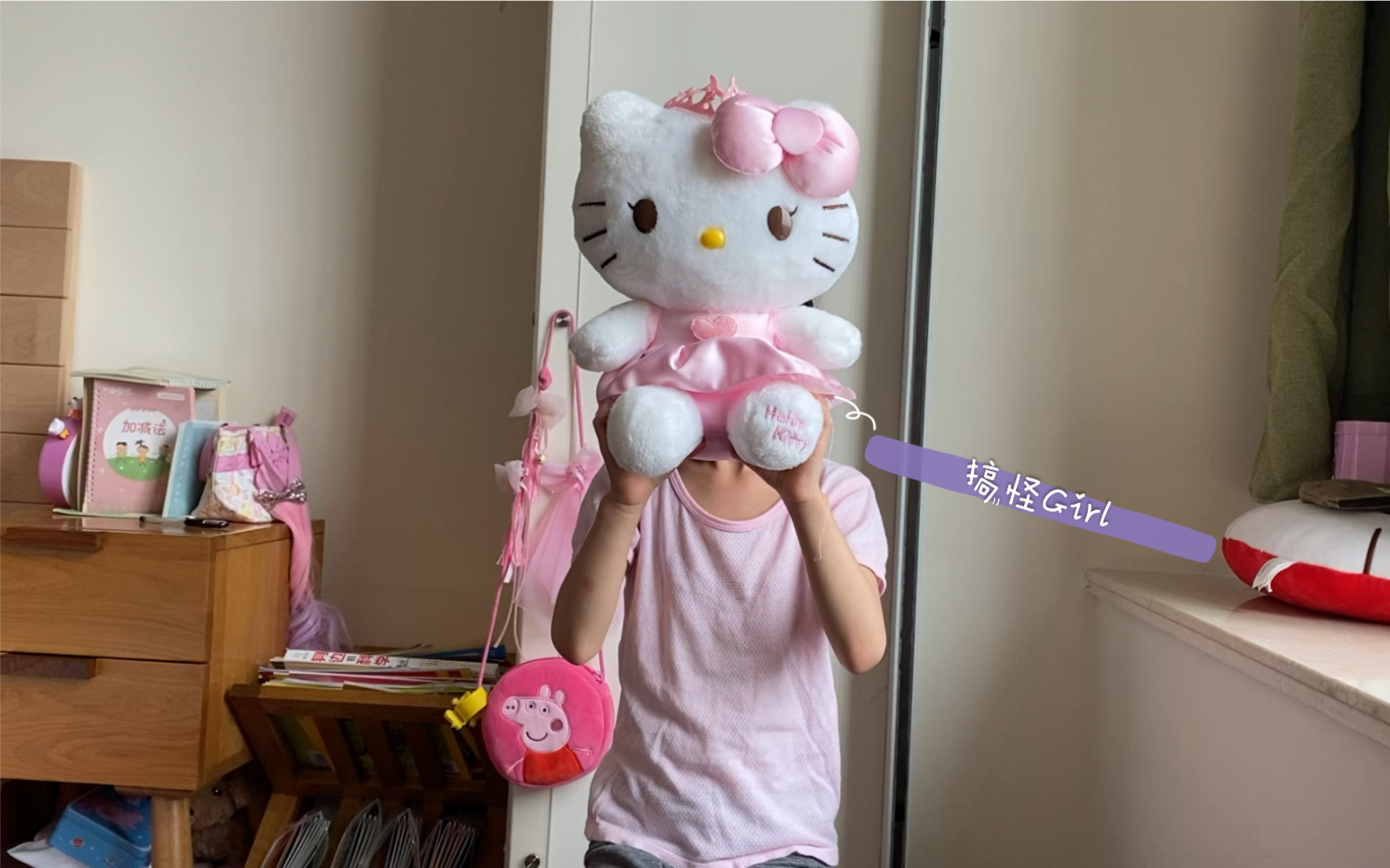 [图]The little girl’s first video@B for her favorite doll- Hell Kitty