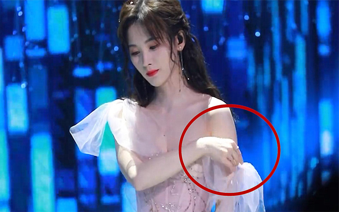 鞠婧祎穿仙女裙唱歌,不料舞台上肩带意外滑落,她的应急动作亮了