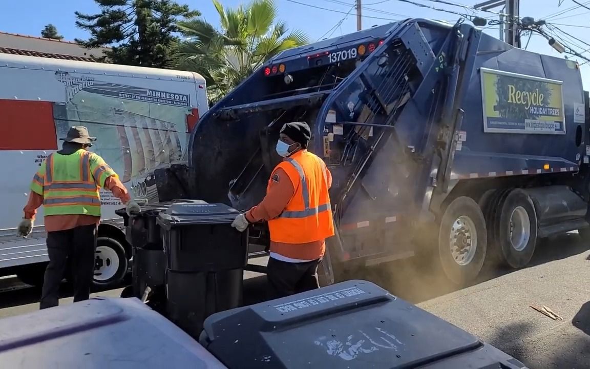 后装式垃圾车在美国长滩收集垃圾