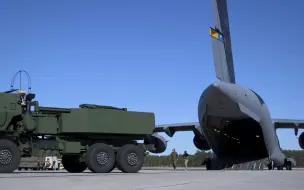 Download Video: C-17装载/卸载M142 HIMARS火箭炮和M777 155 mm榴弹炮作业