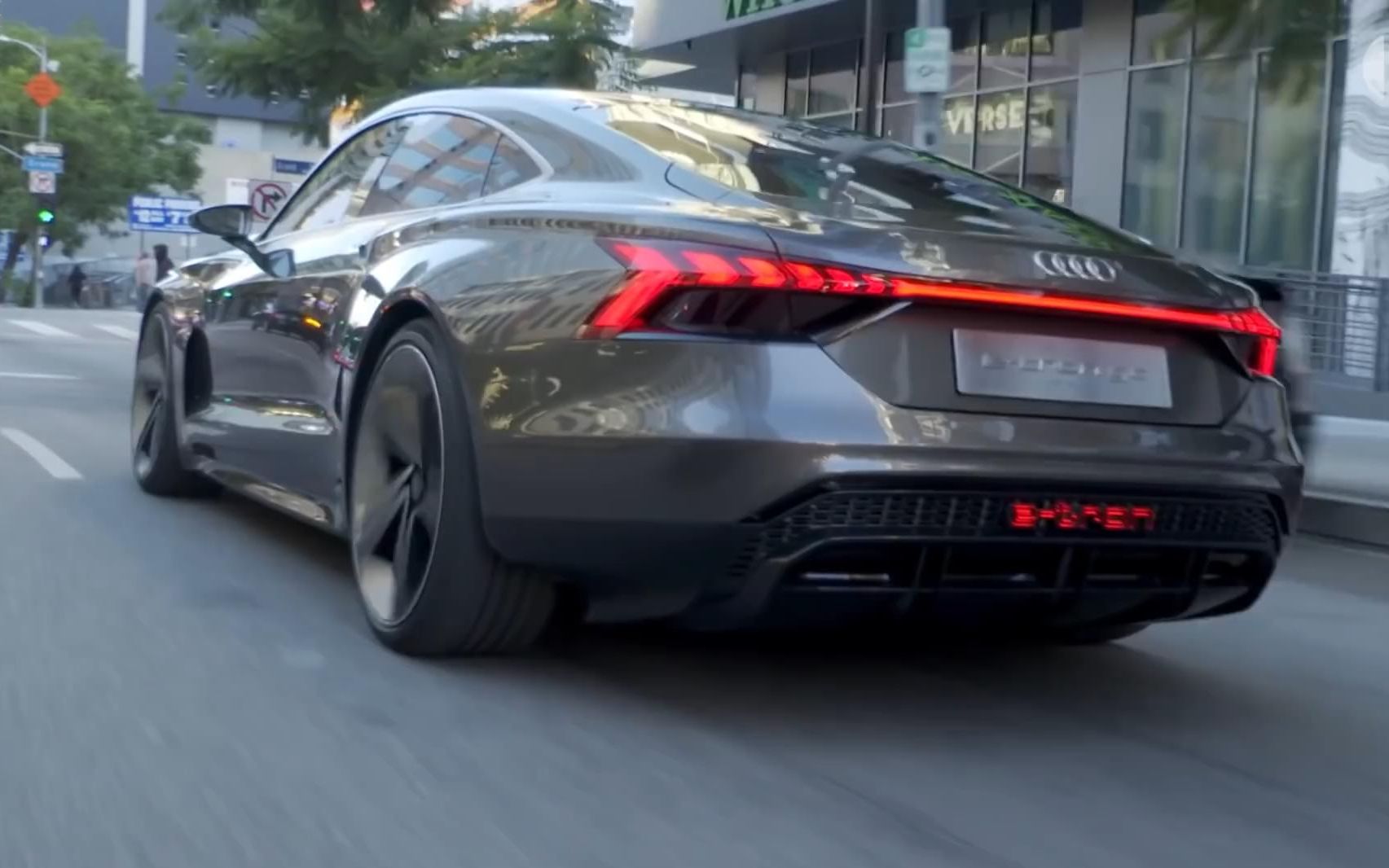 复联4钢铁侠座驾【奥迪 e-tron gt】在城市中驾驶 非常引人注目!