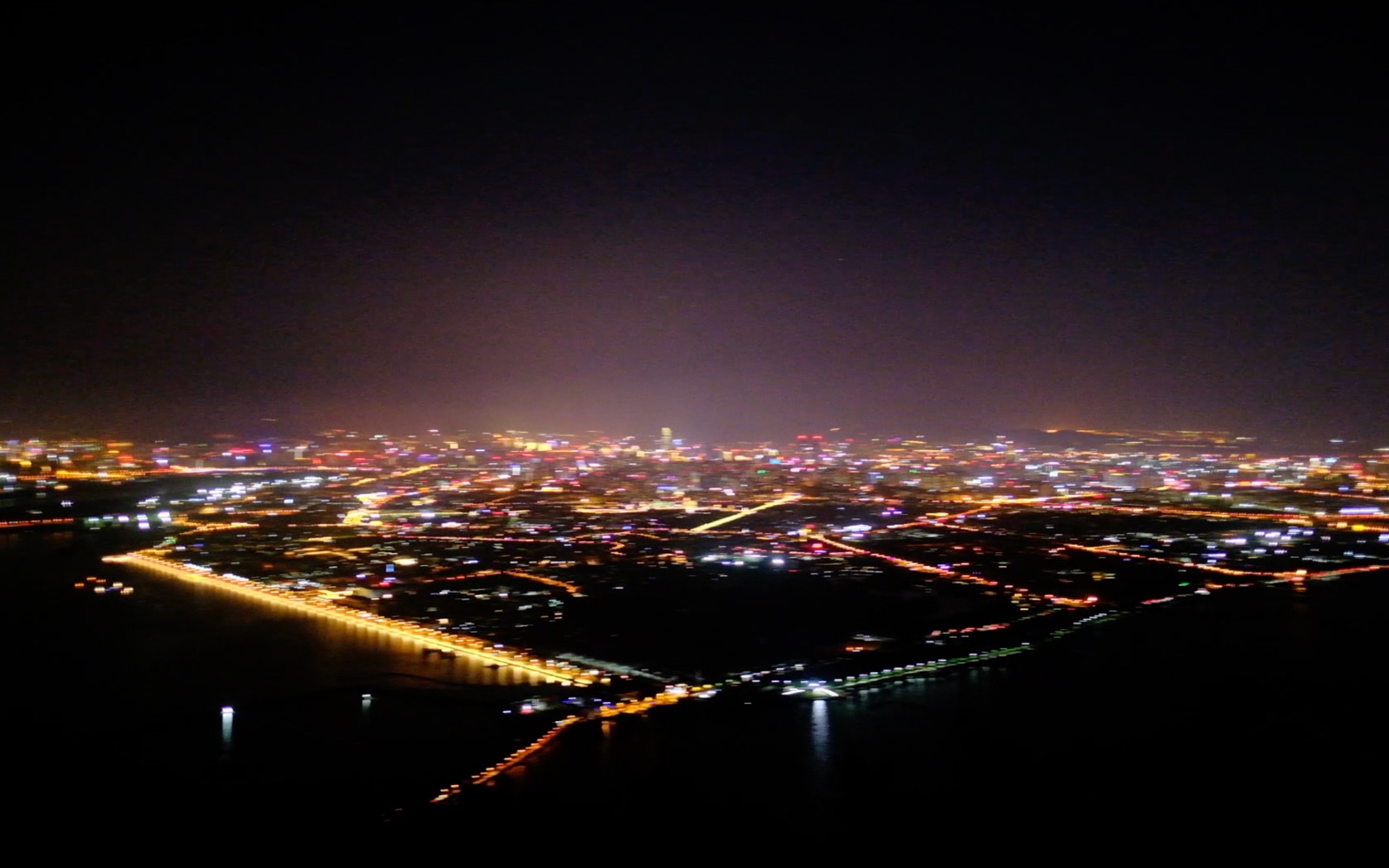 在西山俯瞰昆明夜景