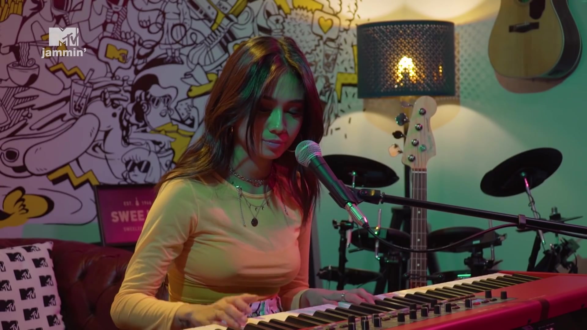 niki performs lowkey off her latest ep (mtv jammin)