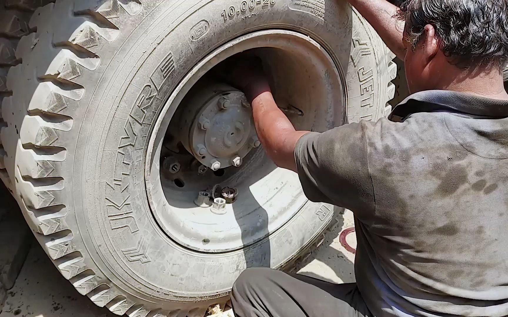 卡车重新做轮毂保养,更换油封更换黄油,修理工干活很利索