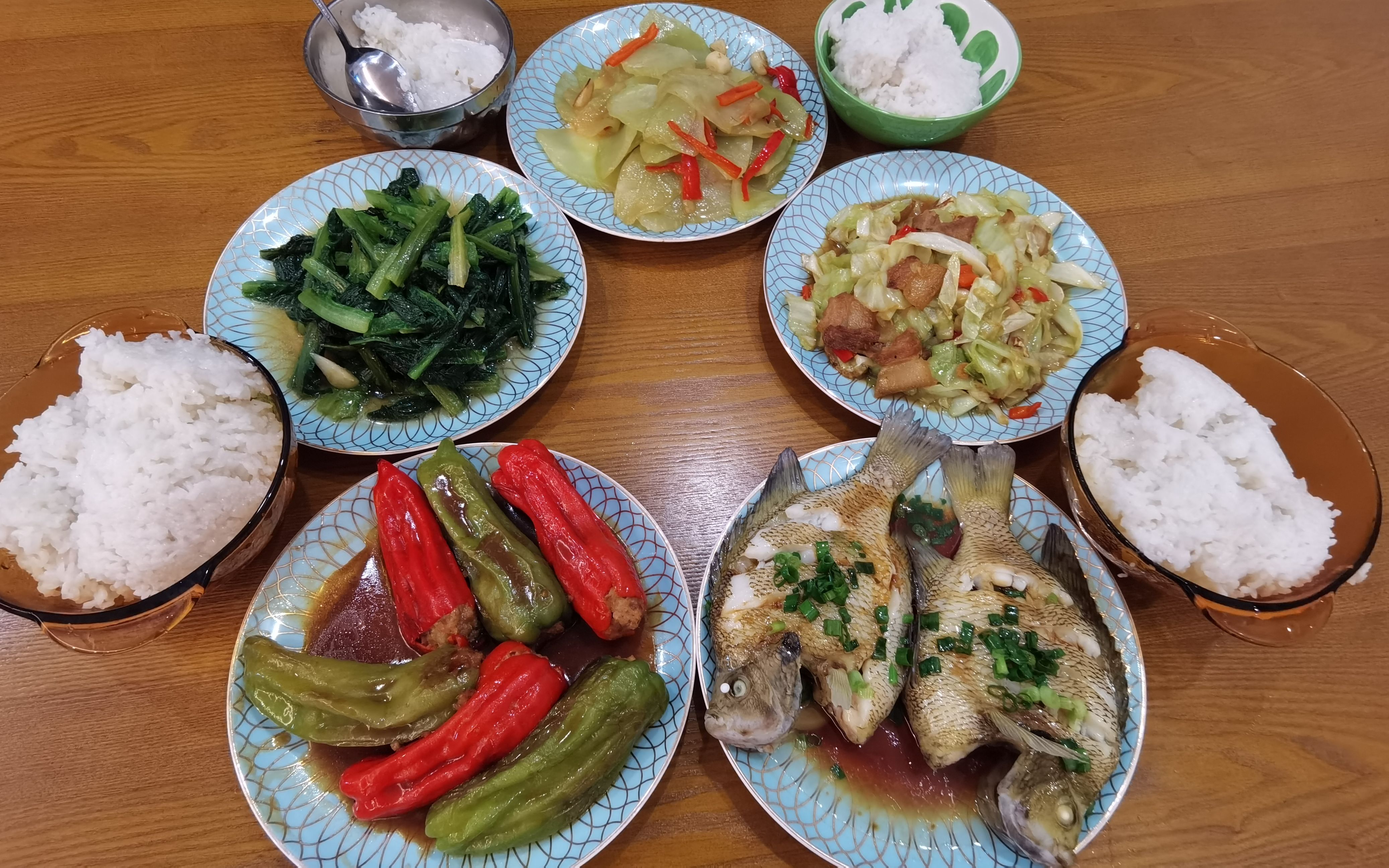 广东普通家庭晚餐,做两荤三素,青椒酿肉太好吃,上桌就抢光