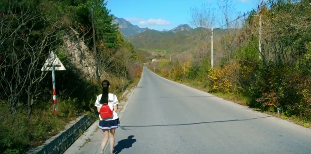 [图]女孩在公路上遇见了黑车 结果被凌辱了。