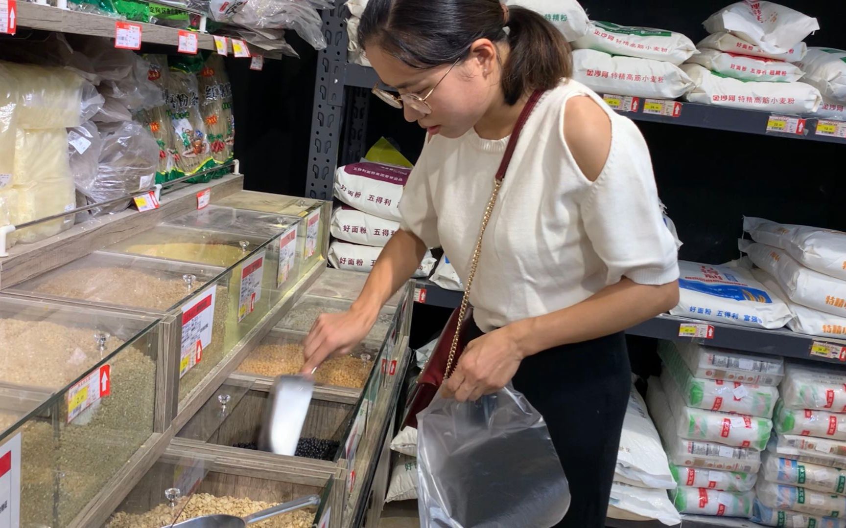 婷婷去超市买米买菜,叮嘱老公多吃黑米黑豆,玥玥听到动静吓一跳