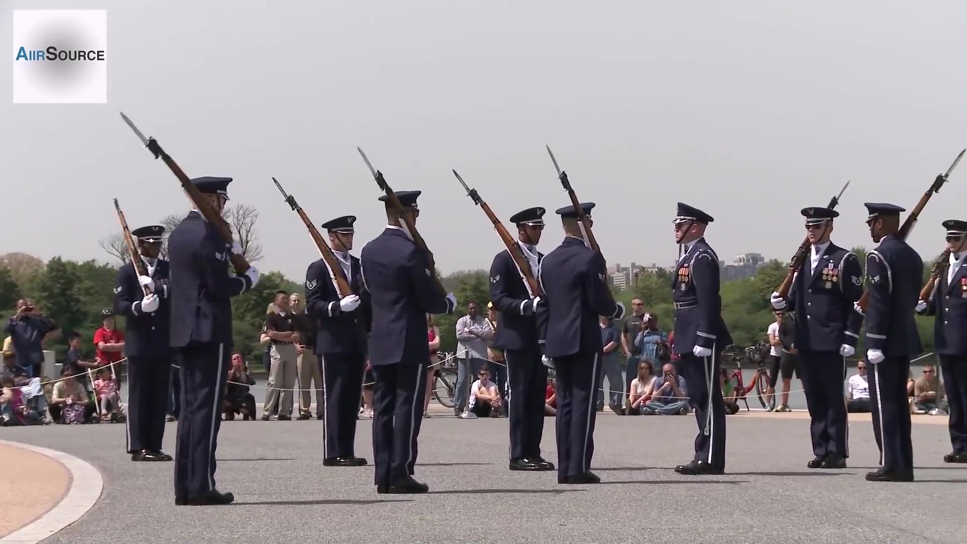 美国空军仪仗队出色的枪操表演