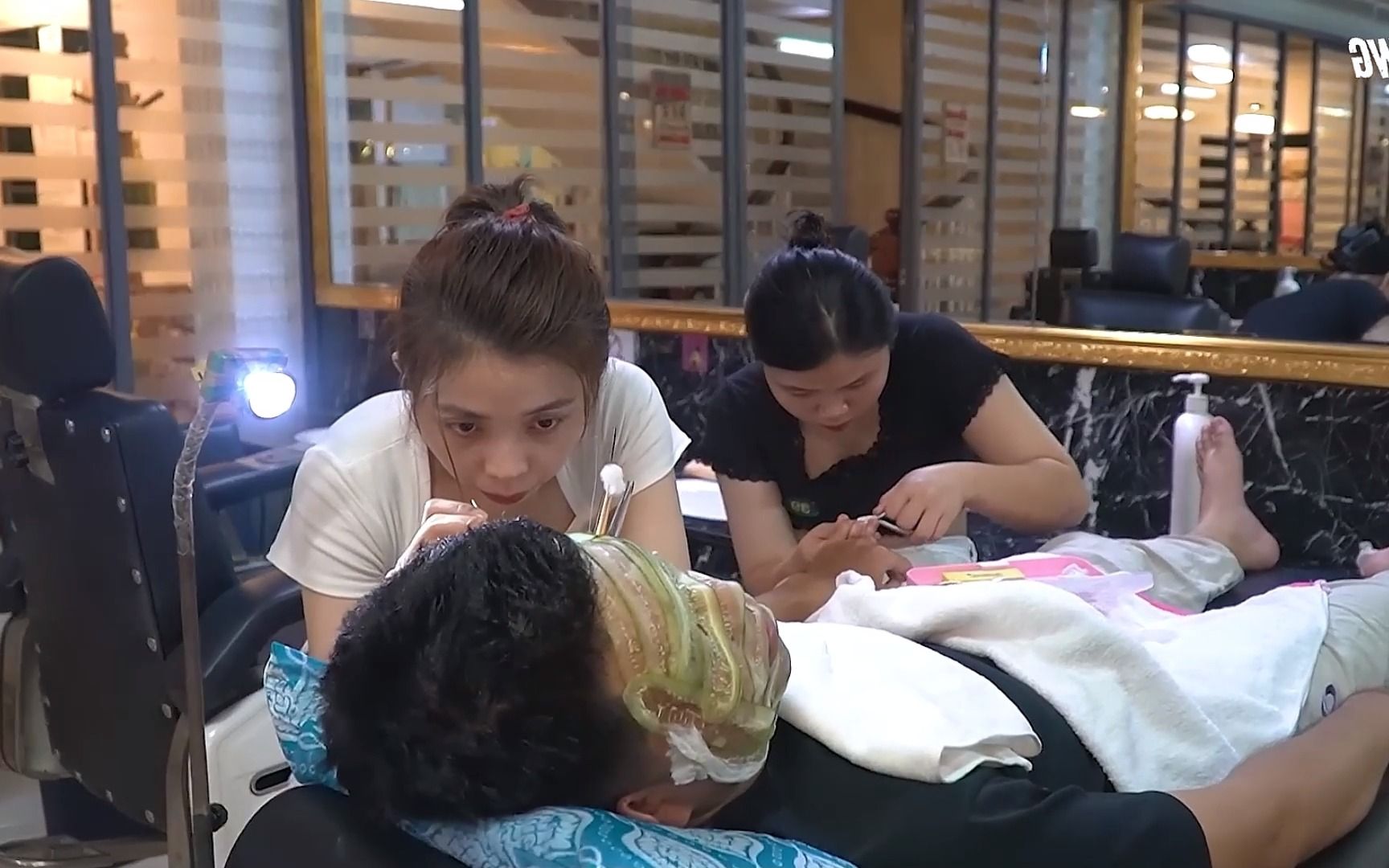 越南理发店全套服务,回头客很多成为当地特色_哔哩哔哩_bilibili