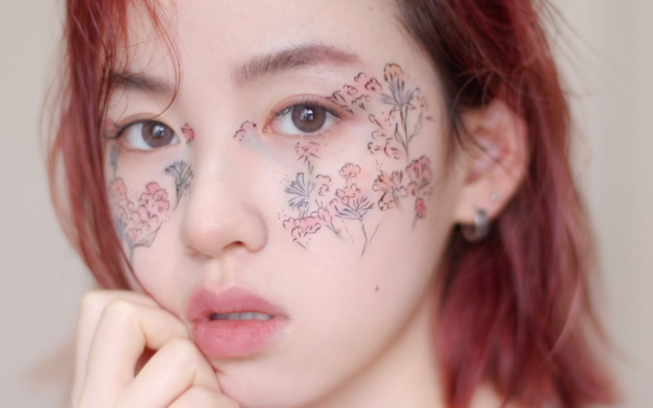 熊大在家无聊来跟我在脸上画画美术生美妆博主上线