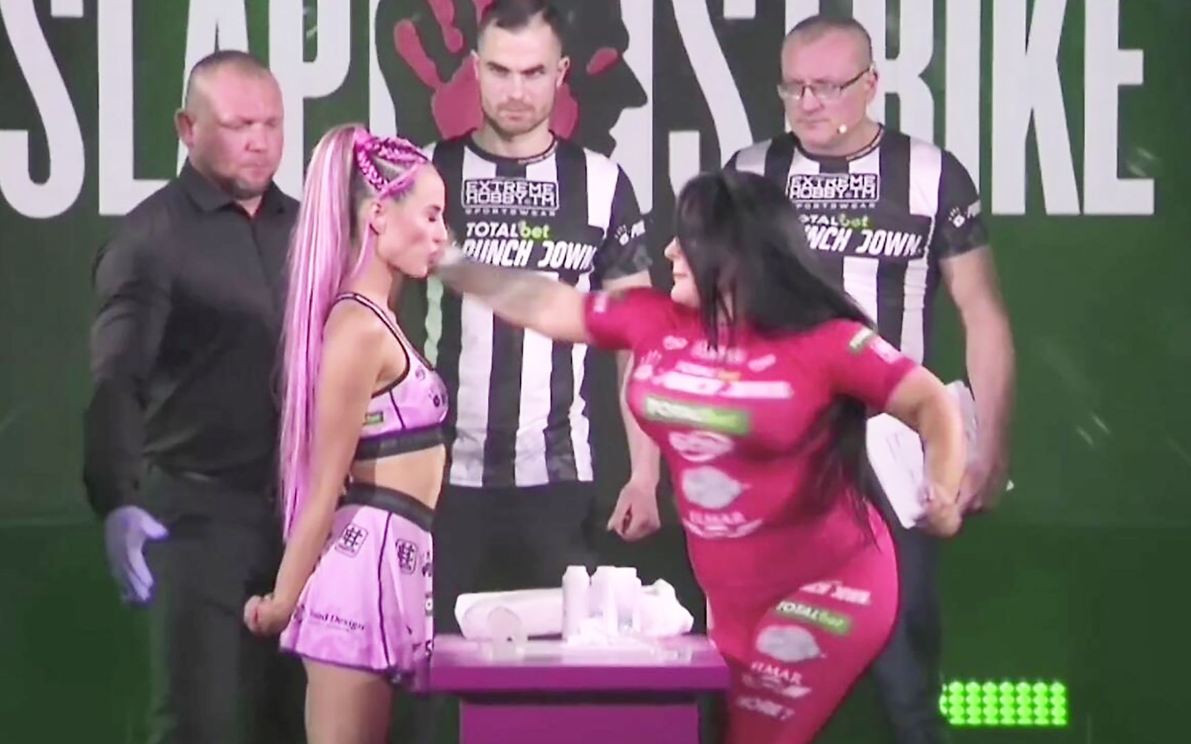 美女扇耳光大赛3个耳光2000块钱美女被打得娇喊连连