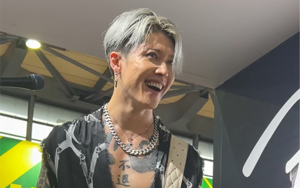 颜值 技术的天花板!日本视觉系巨星miyavi上海国际乐器展技巧秀!
