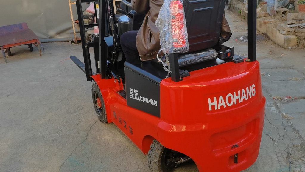 微型电动小叉车800公斤服务于玩具厂