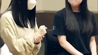林鼓子盯着羊宫妃那的黑丝羊腿看