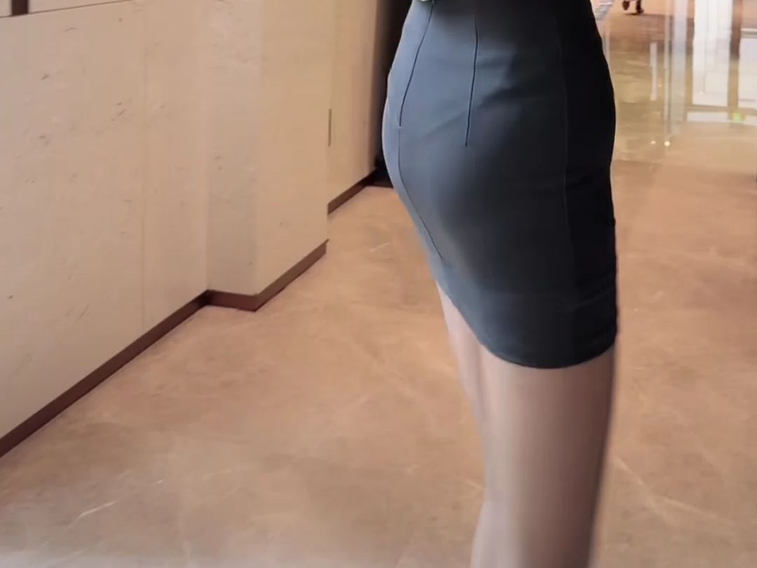 卖房销售小勺货极品身材诱惑,真想从后面糙斯她_20240928_132356