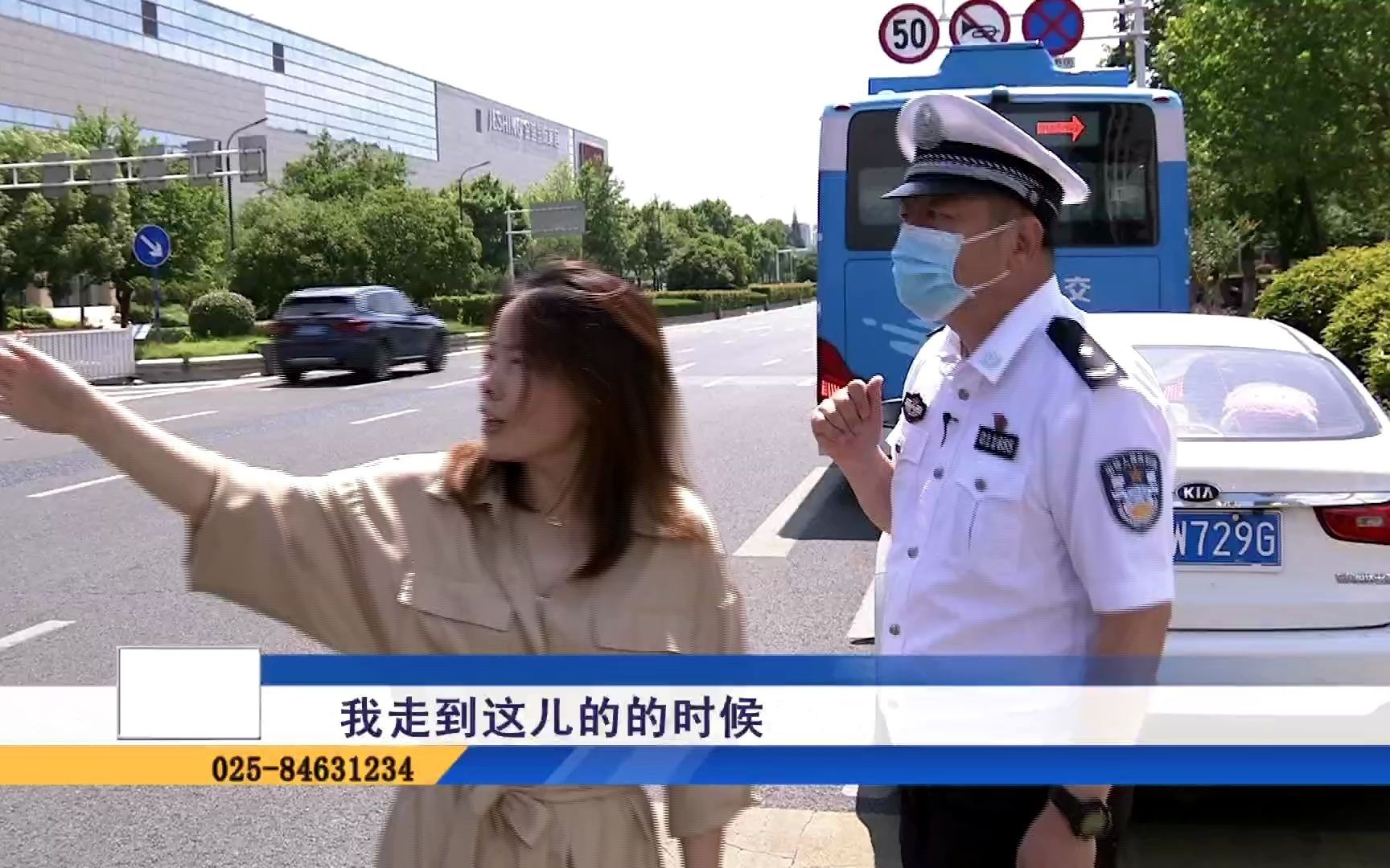 [图]宏琪说交通：女司机路口谨慎过头，公交车跟得太紧撞车