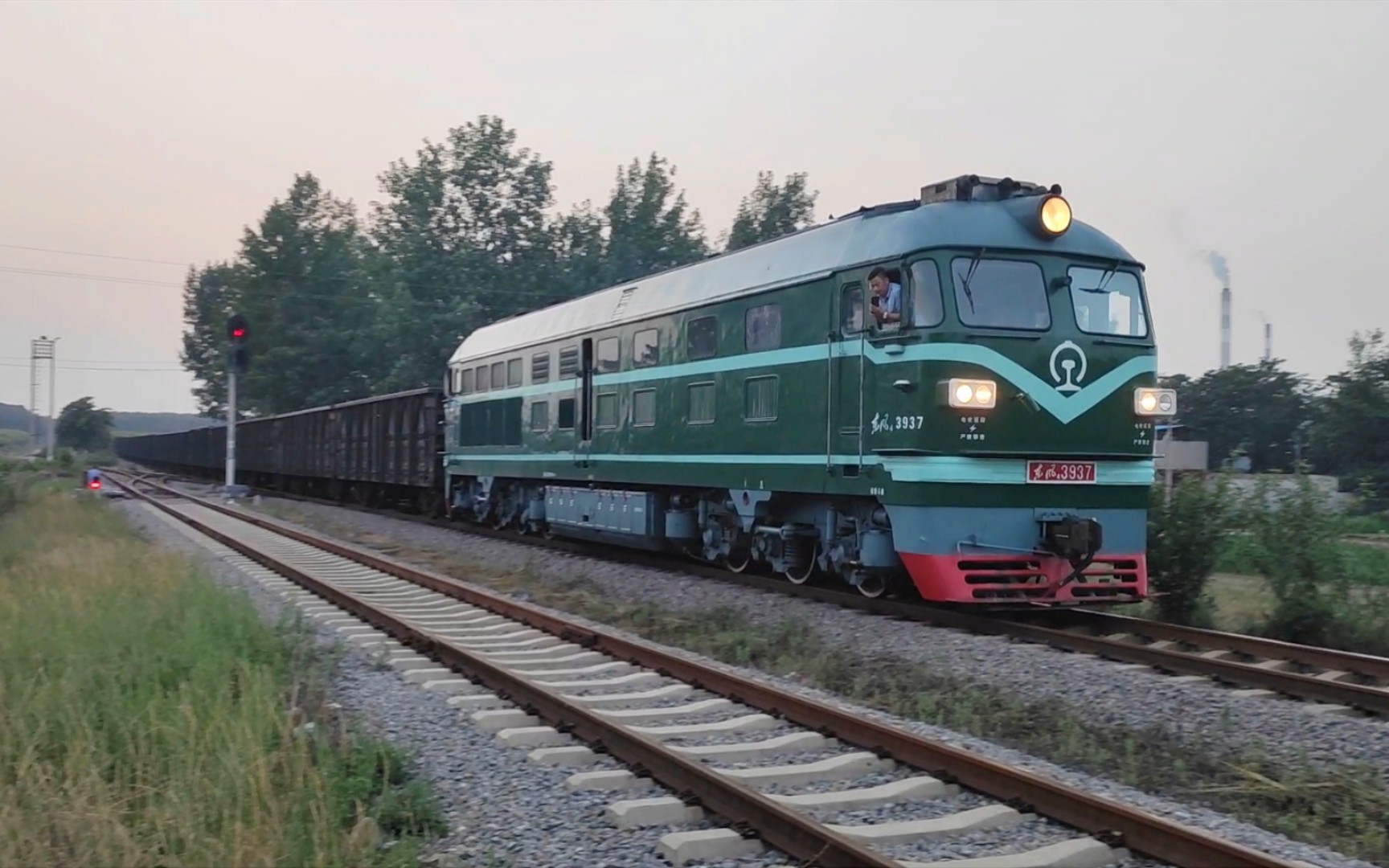 [平禹铁路]东风4b3937牵引短编空车从龙岗电厂返回