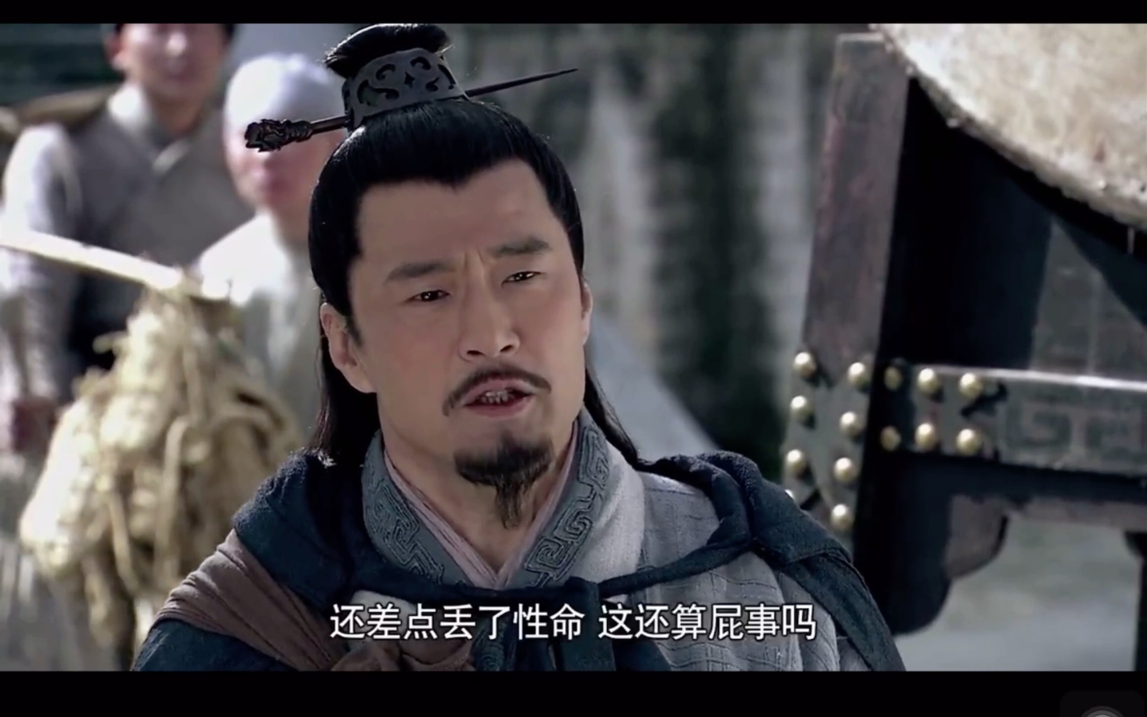十三年了这剧可算播了 新官上任的第一天就去蹲大牢啦