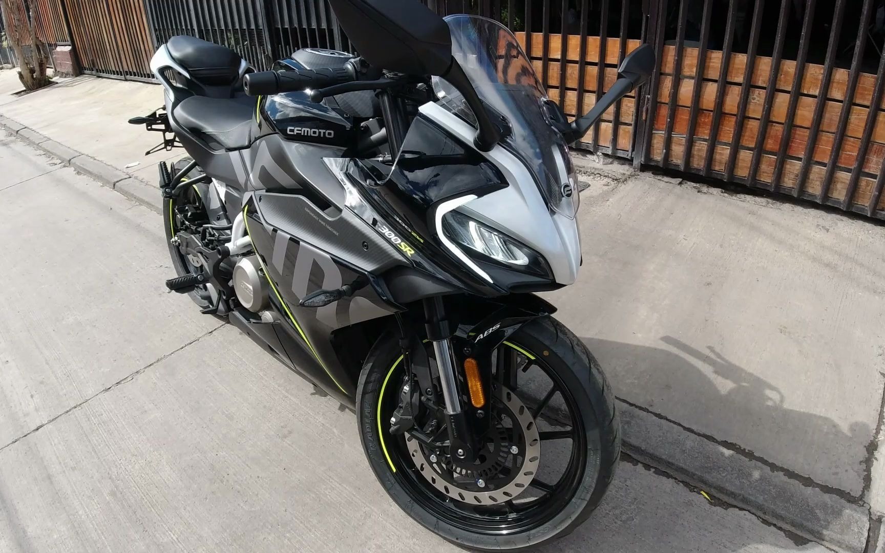 国外上市的春风cfmoto300sr2021