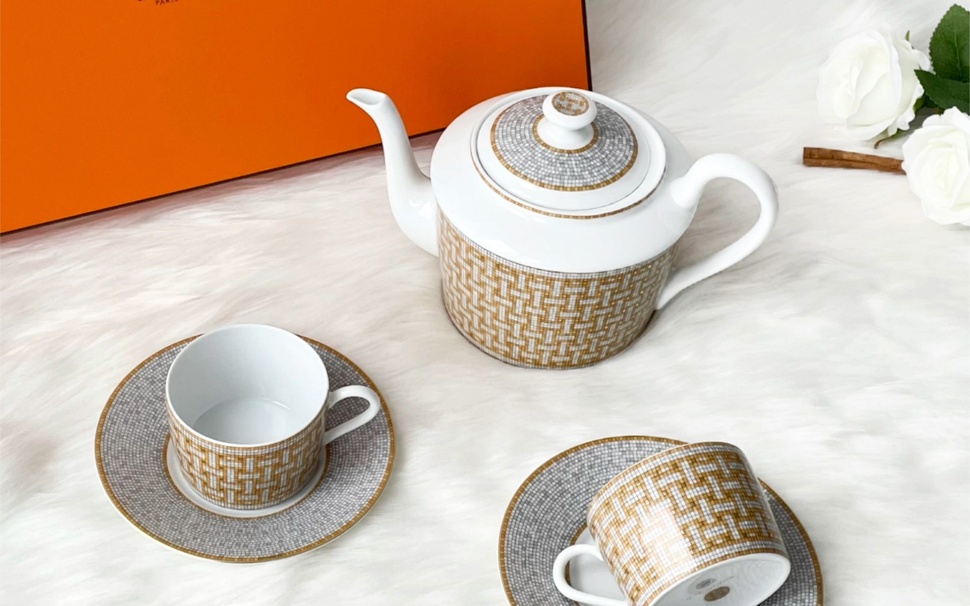 和高级沾边的爱马仕金色茶具04