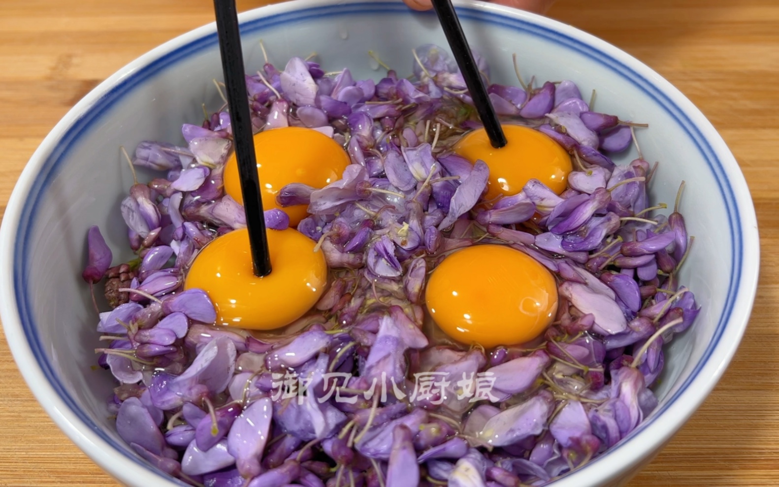 紫槐花里面打入4个鸡蛋,活了30多年第一次吃,清香美味营养翻倍,出锅连