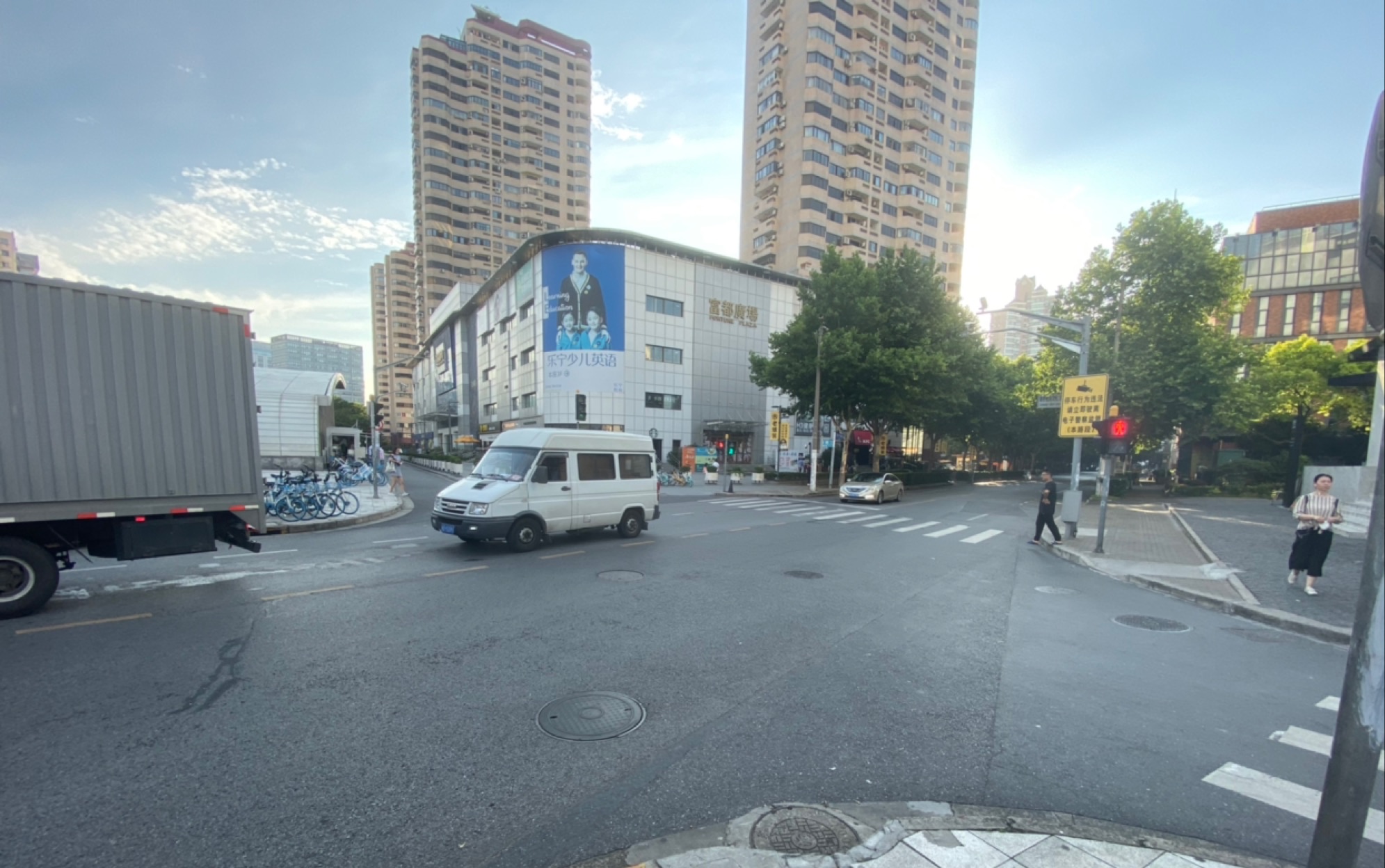 活动  #第一人称#上海蓝村路晴天早上6点23分街景(步行)