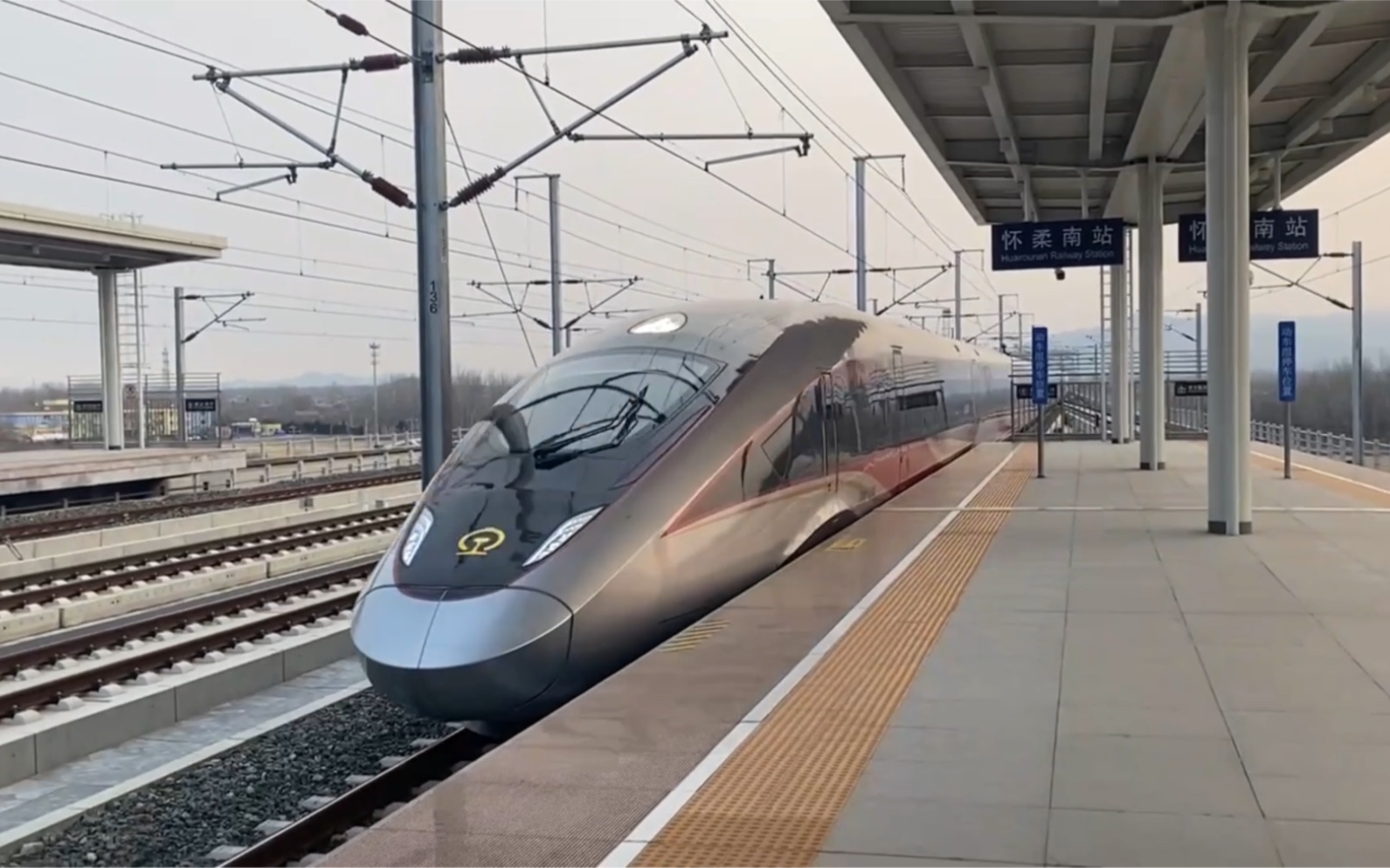 智能动车组cr400bf-gz担当g7852次驶入怀柔南站