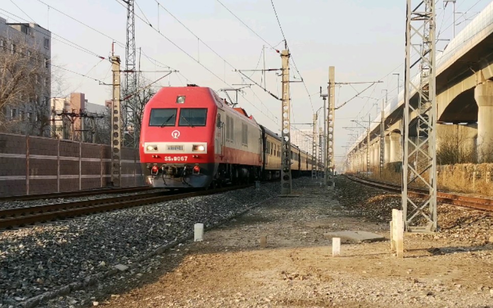 烧酒牵引北京68齐齐哈尔t39次列车通过津山线