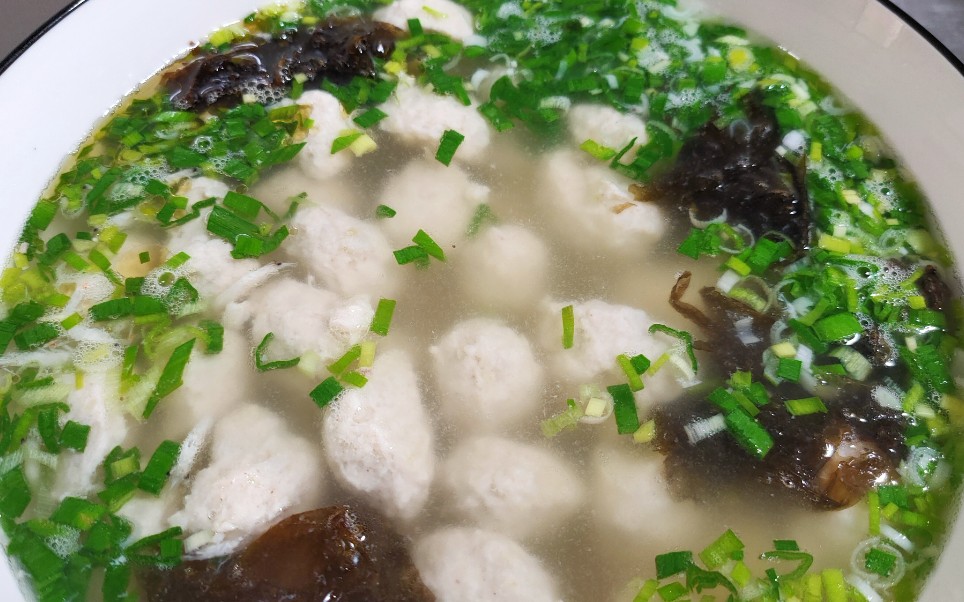 大厨教你: "水汆丸子"的家常做法,汤鲜味美,营养丰富