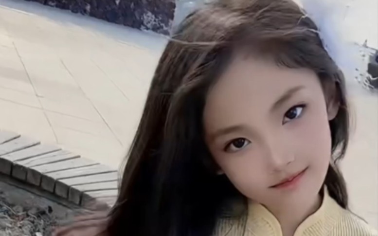 初一张婉莹罗智莹同学校园精彩表演