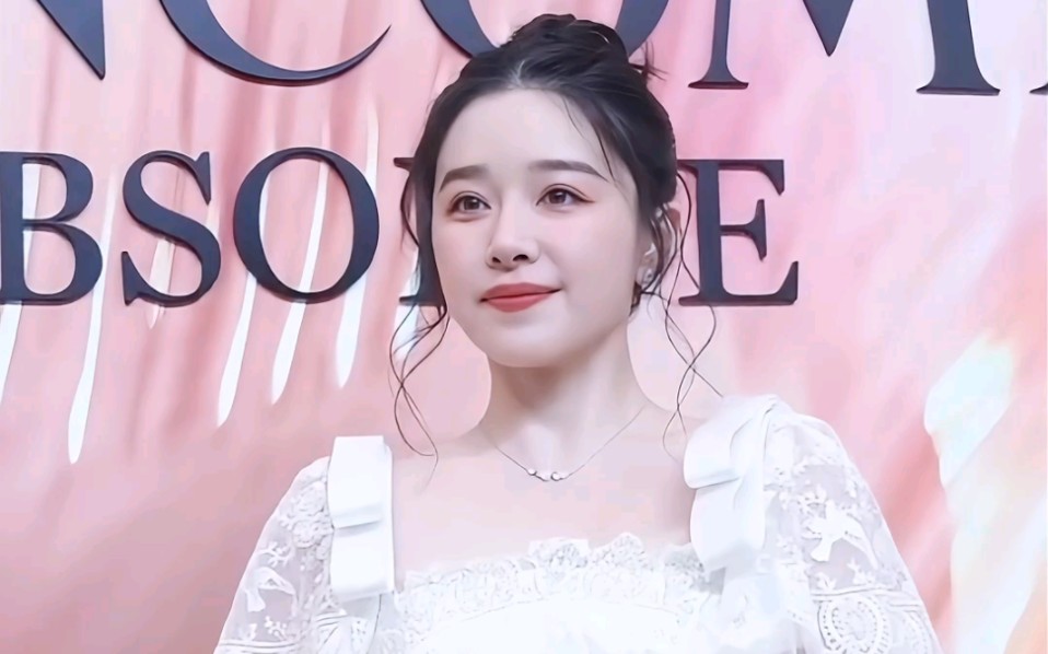 阚清子扎丸子头,穿白纱公主裙走少女风,气质非凡