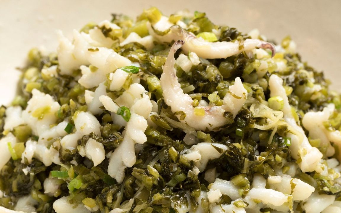 台台准备靠这道清爽不腻的【雪菜炒墨鱼】达到,露肉没烦恼!