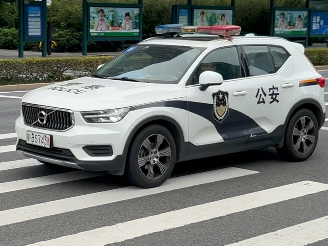 深圳宝安公安特警双车道路巡逻