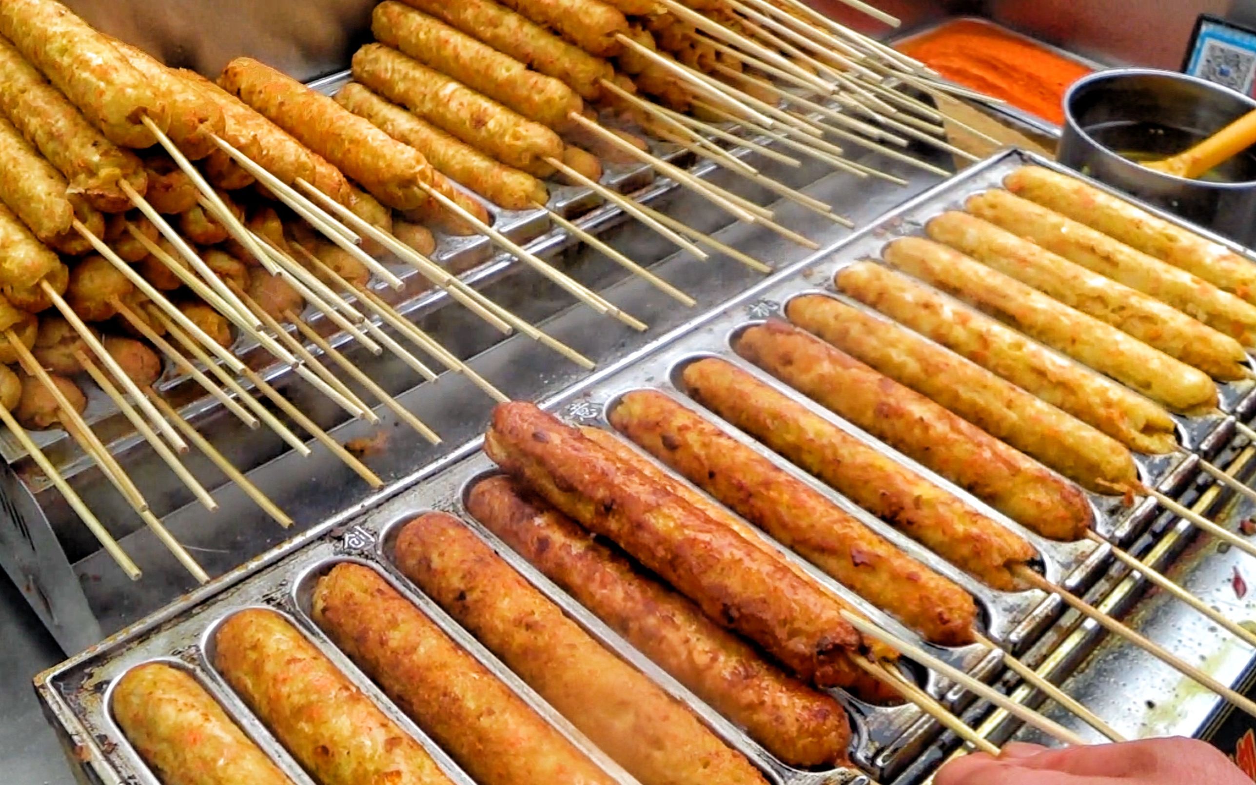 集贸市场里的中国街头小吃,用鸡肉做的热狗,外酥里嫩的秘制烤肠!