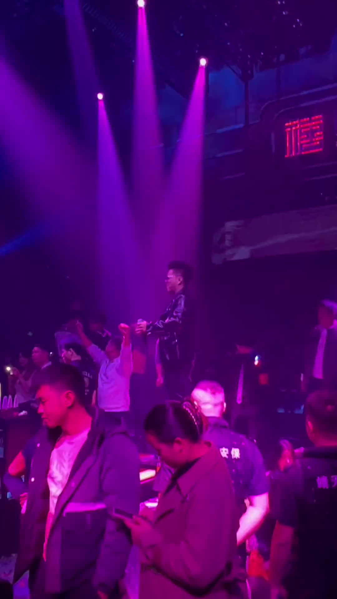 酒吧表演我也是认真的舞台无处不在气氛搞起来