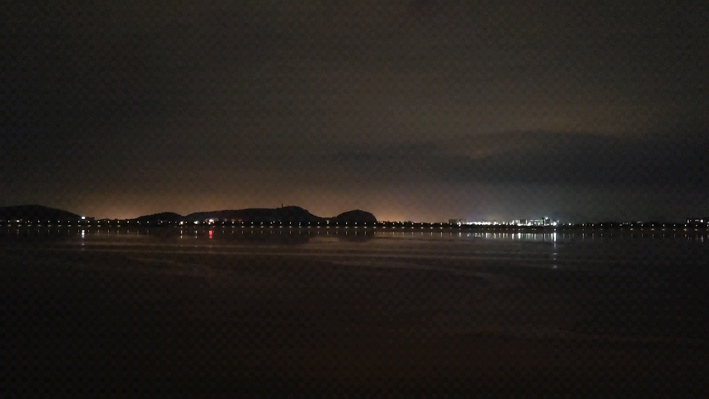 晚上雨后的江边