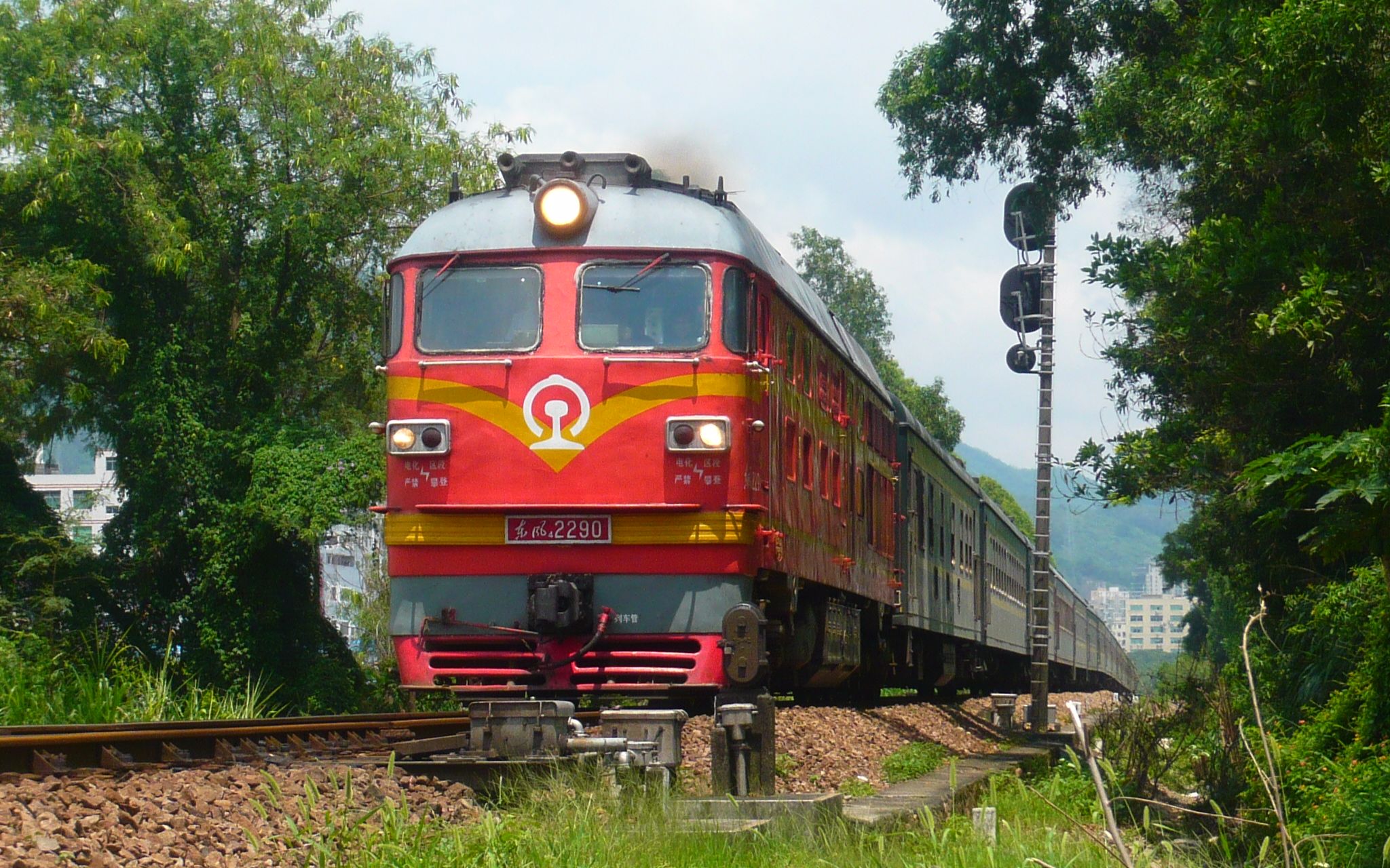 内燃机车天下平南铁路关内段1