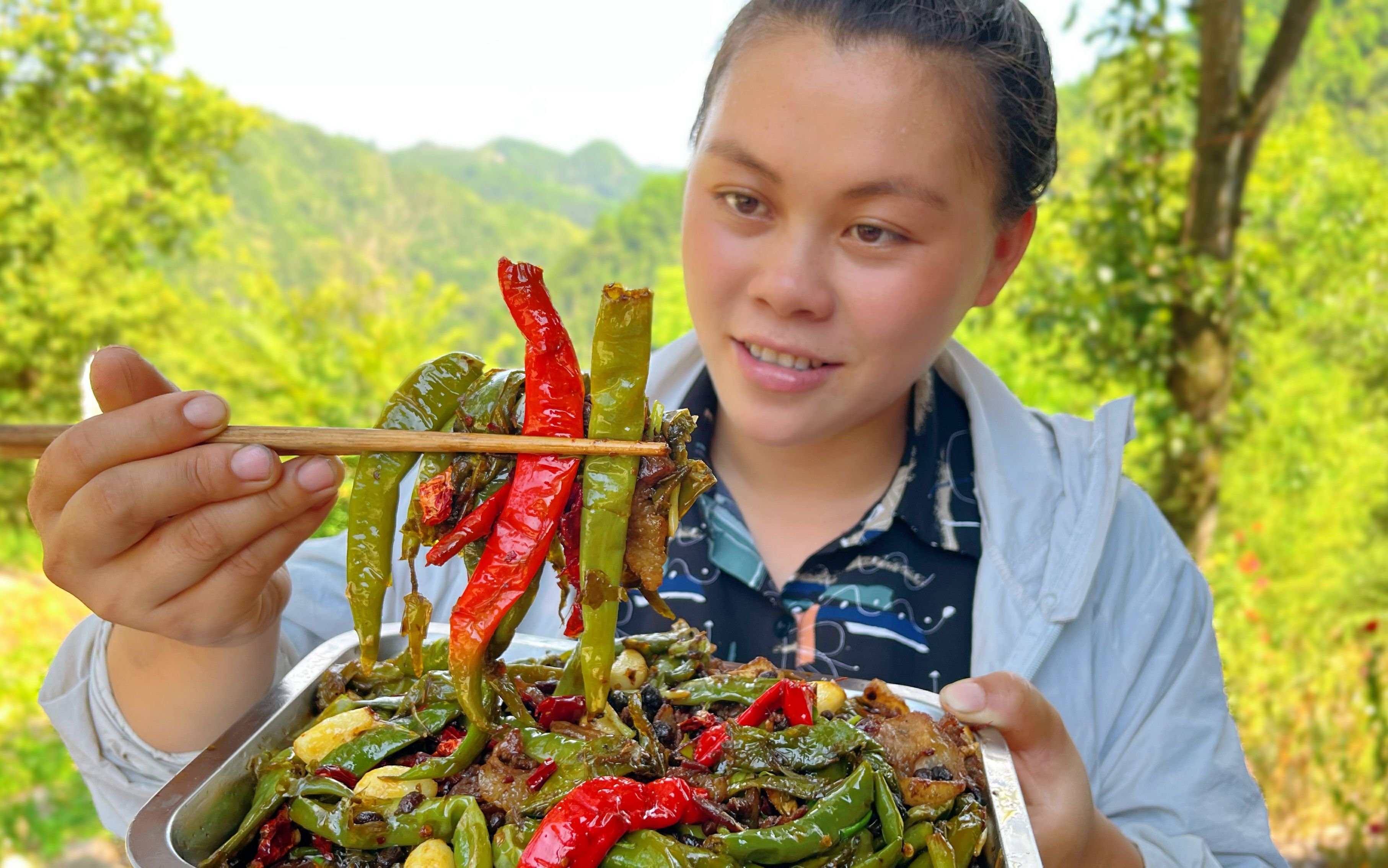 欧妹吃辣厉害,摘3斤辣椒做下饭菜,加堆豆豉爆辣过瘾吃出一身汗哔哩哔哩bilibili