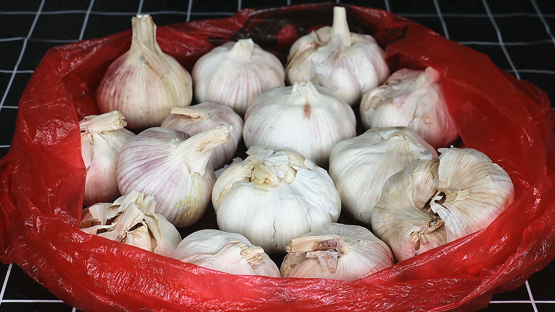 大蒜保存原来这么简单,不放冰箱,3个土方法,不生芽,不干瘪