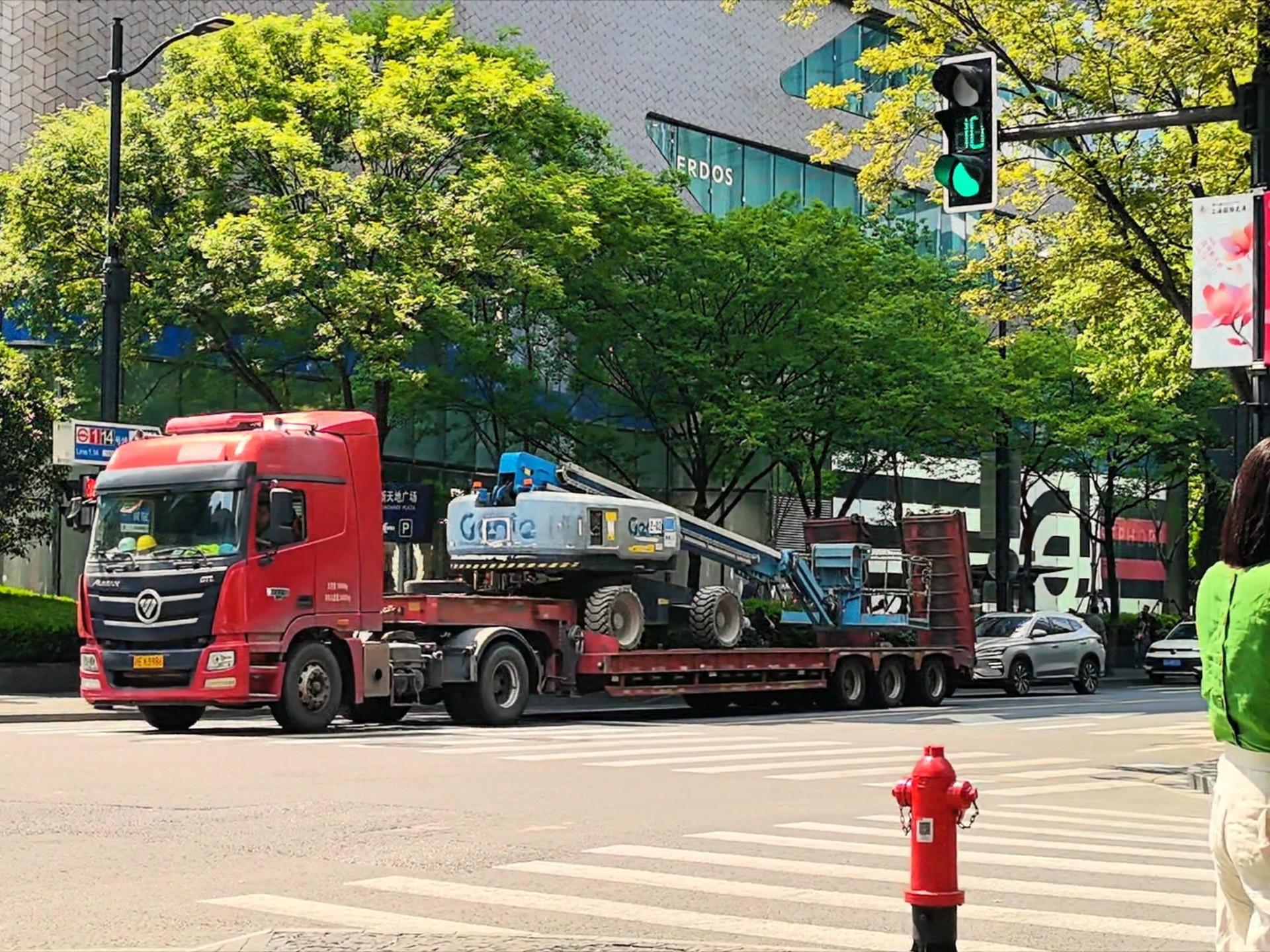 上海市区惊现20米大拖车,还带着"变形金刚",男孩子应该很喜欢,路人