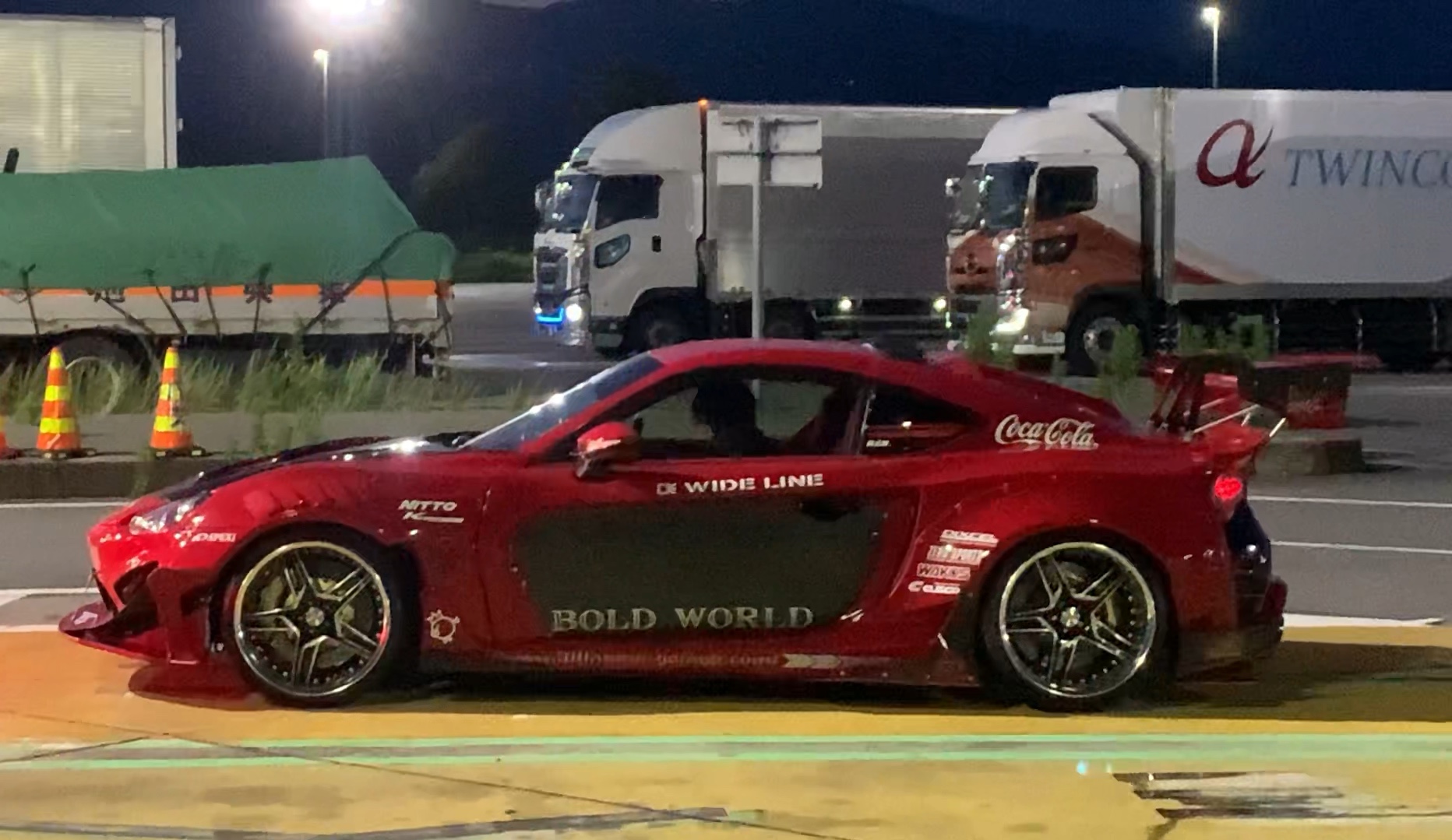 没有去秋名山 在服务区偶遇丰田86爆改