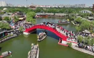 Скачать видео: 河南开封清明上河园景区“五一”共接待游客近40万人次，实现高质量全面突破、高品质完美收官！