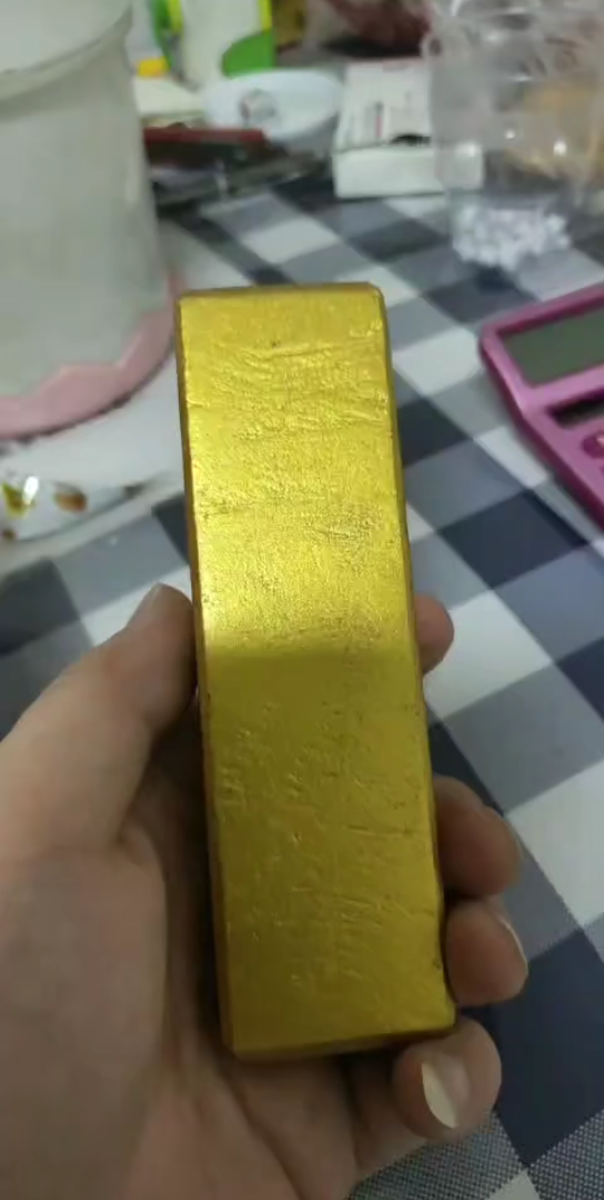 一块道具金砖,结果小朋友当真了,牙都快硌掉了.