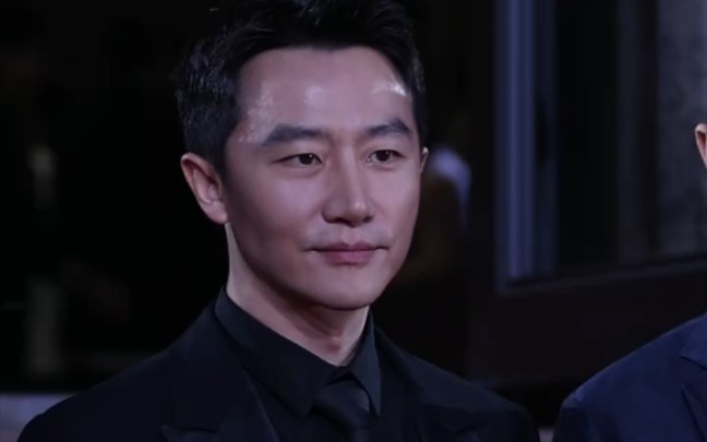 黄轩作为罗西里尼荣誉评审亮相平遥国际电影展红毯