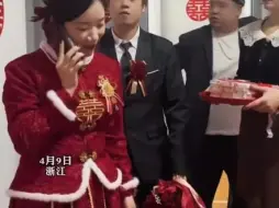 Descargar video: 不知道是不是段子，新娘结婚当天给男闺蜜打电话，旁边的新郎怎么催都没用，一气之下拿着彩礼走人了，这种有男闺蜜的女人不能要，除非和男闺蜜不怎么亲近，知道保持距离