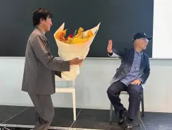 Download Video: [河森与大前辈富野＆大阪2025世博会吉祥物]动画观光协会会长交接仪式。初代会长富野，二代会长河森 