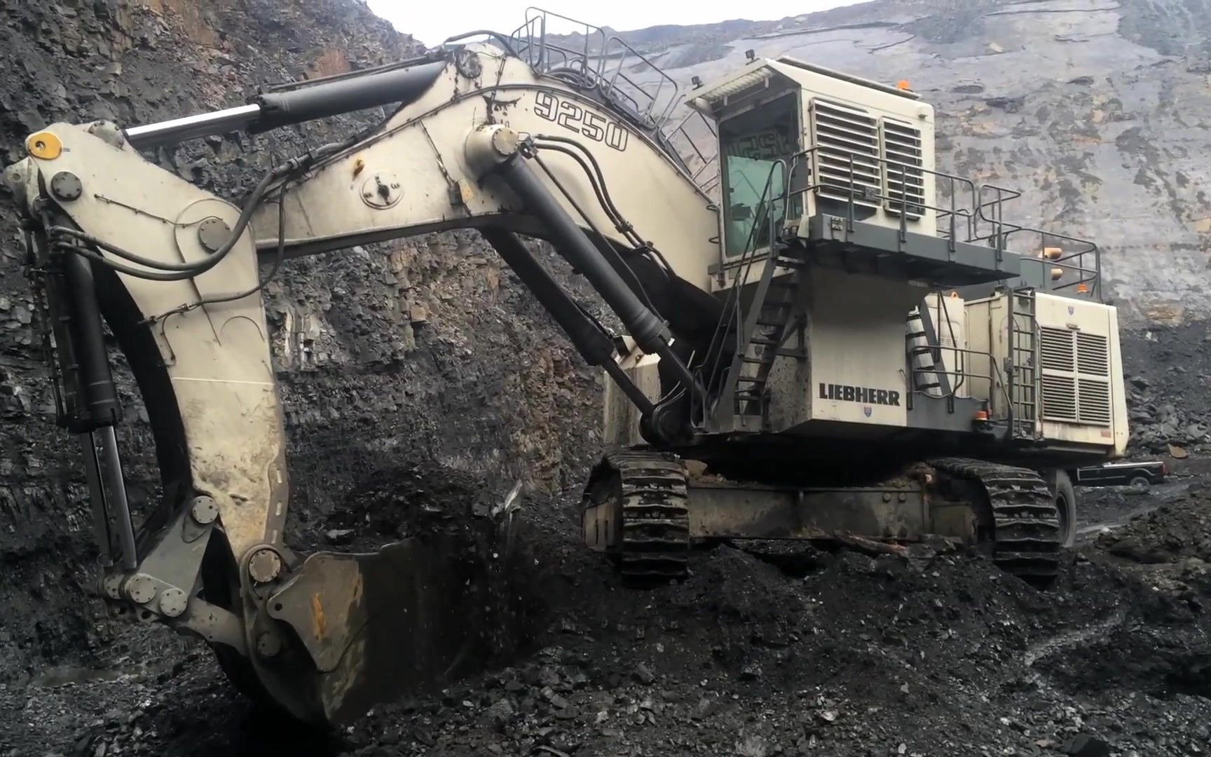 利勃海尔r9250挖掘机挖煤