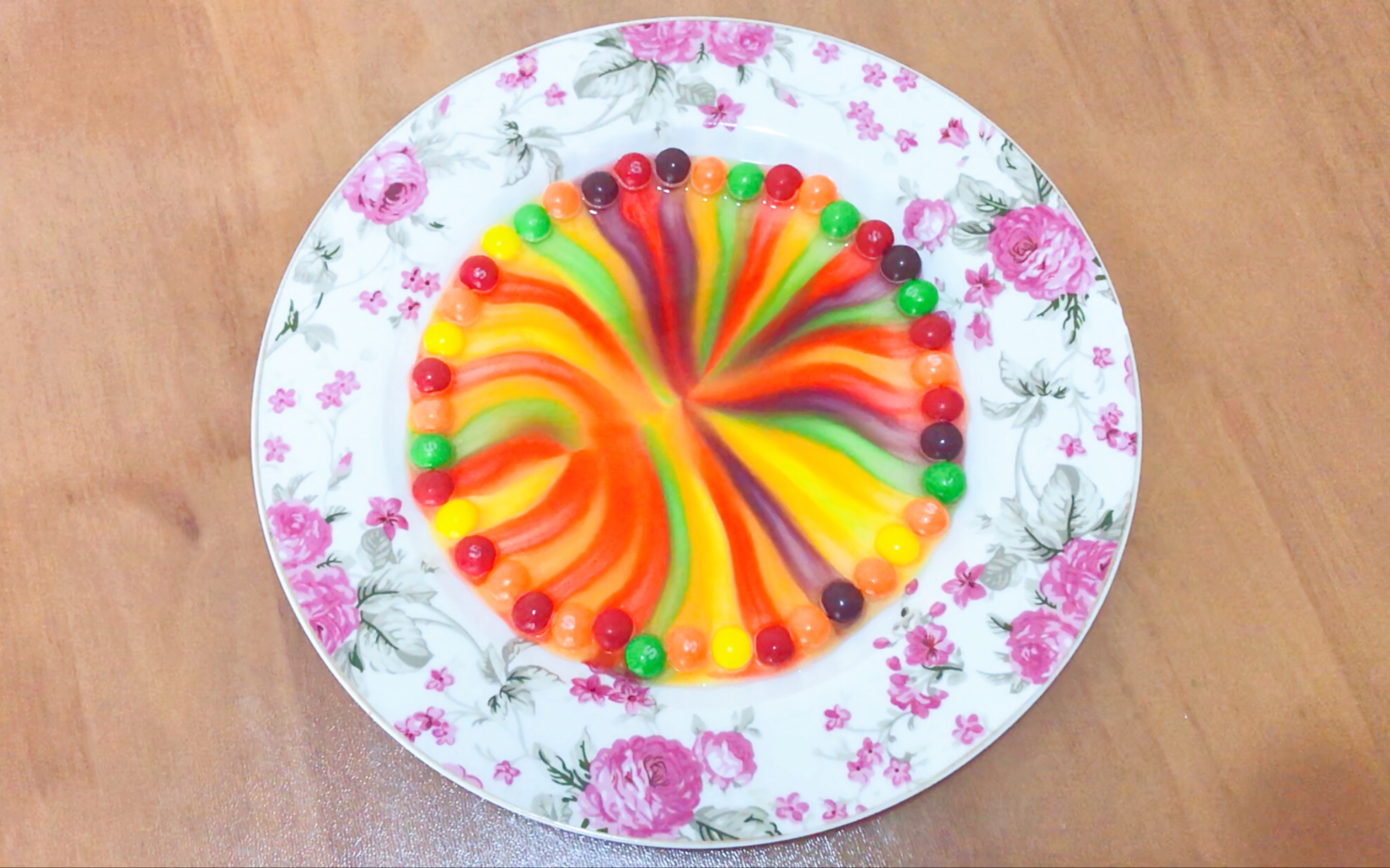 怎样让彩虹糖在盘中开出七色彩虹